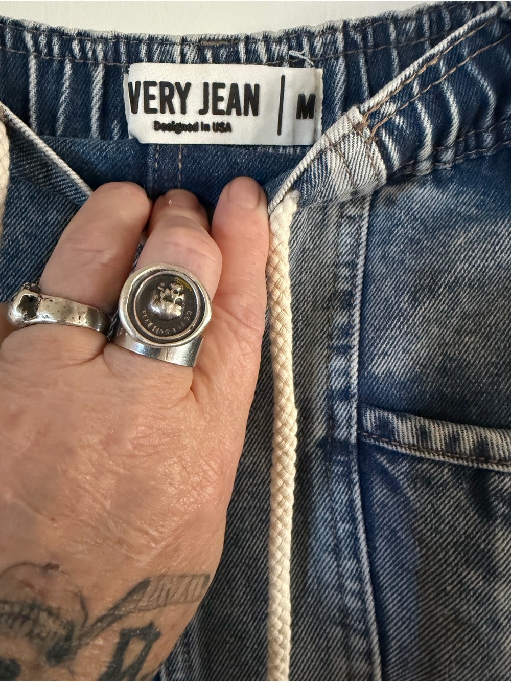 NWOT High-Waist Light Wash Baggy Denim Jeans. Size M - Picture 2 of 3